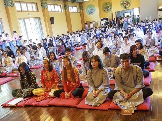 Partake in the Vesak Ceremony at Yonggungsa Cham Joeun Uri Temples